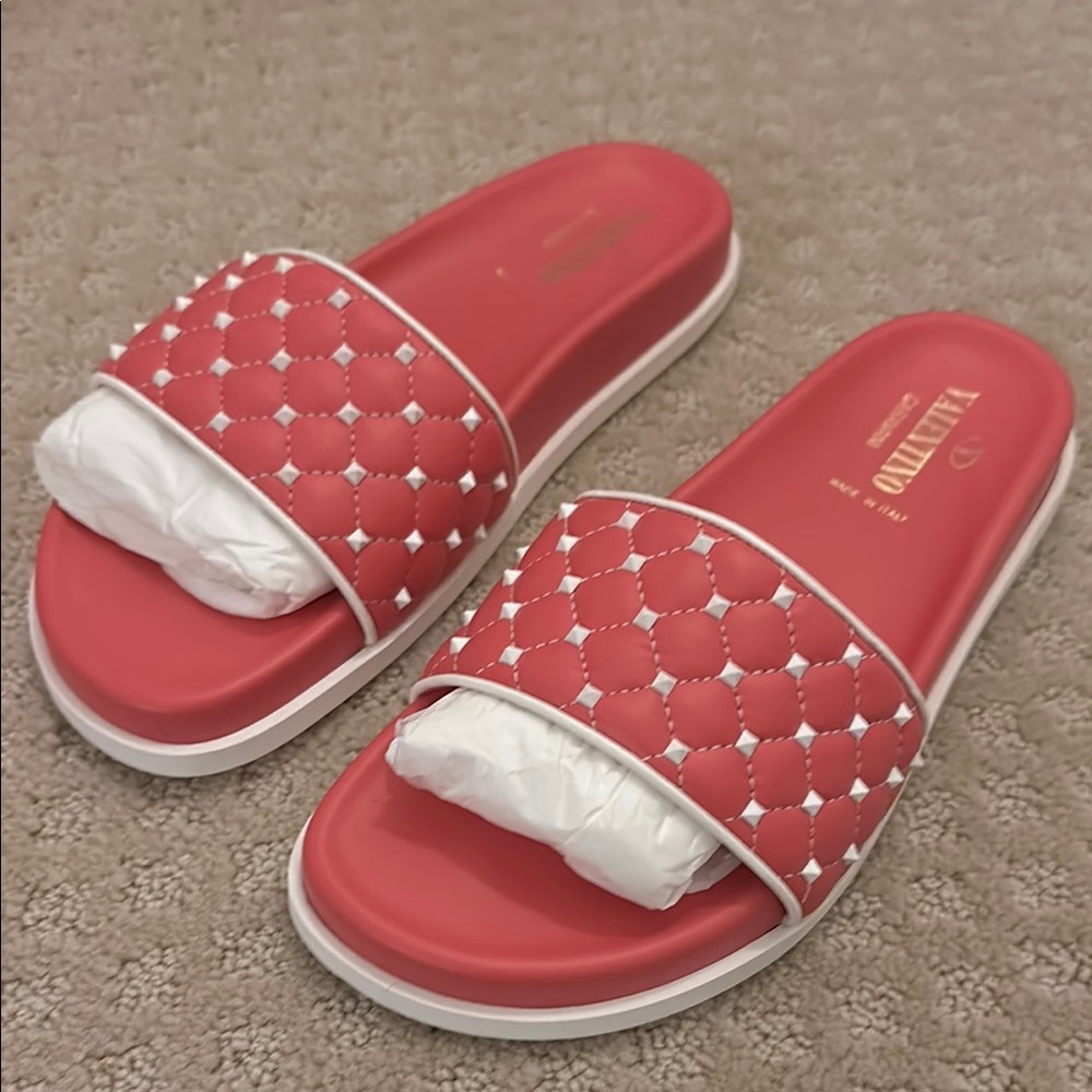 VALENTINO pink leather slides quilted vamp punctuated by iconic studs in white